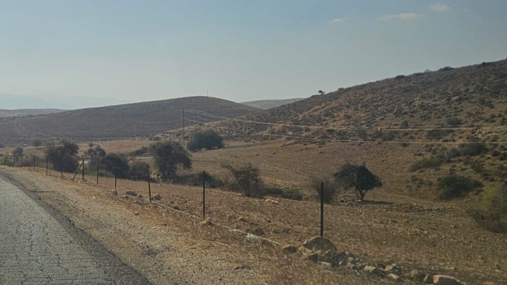 مستوطنون يسيّجون أراضي في الأغوار الشمالية