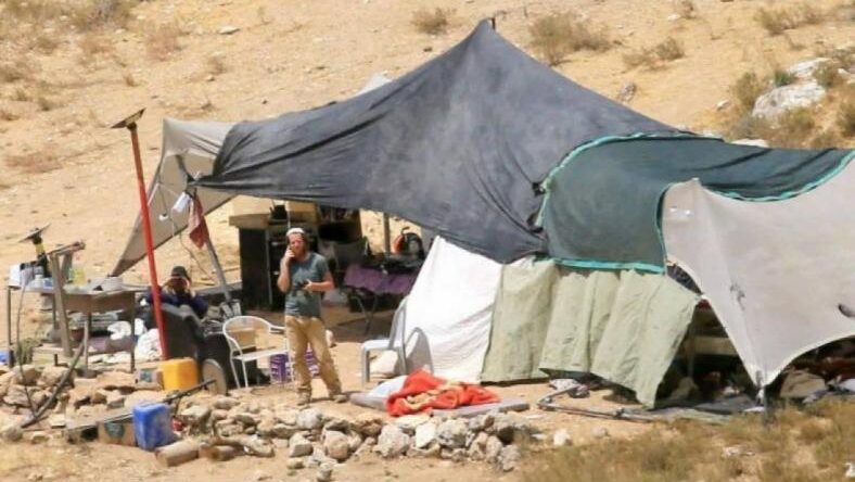 مستوطنون ينصبون خيمة في الرشايدة شرق بيت لحم