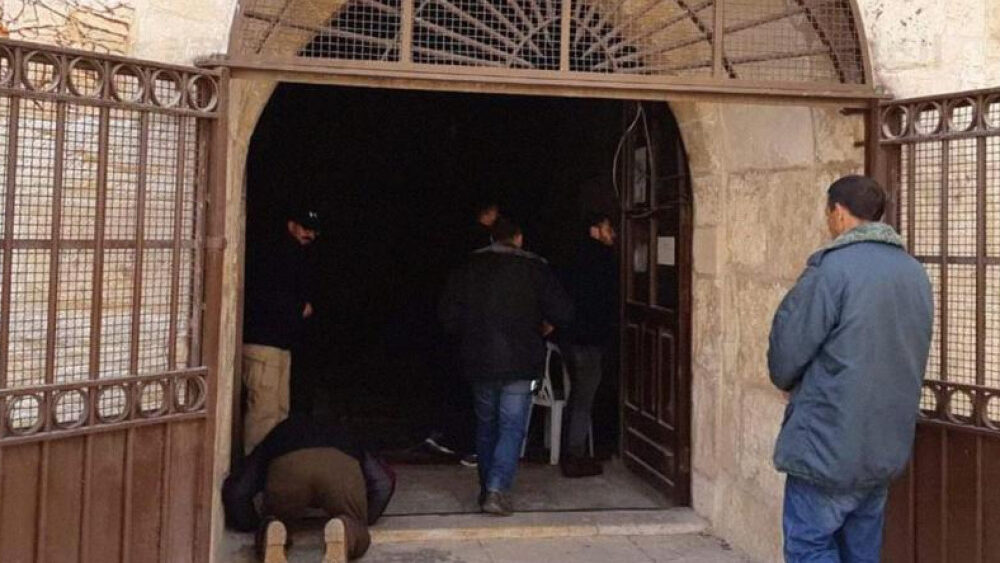 محافظة القدس: جماعات "الهيكل" تمهّد لتحويل باب الرحمة إلى نقطة صلاة يهودية على غرار حائط البراق