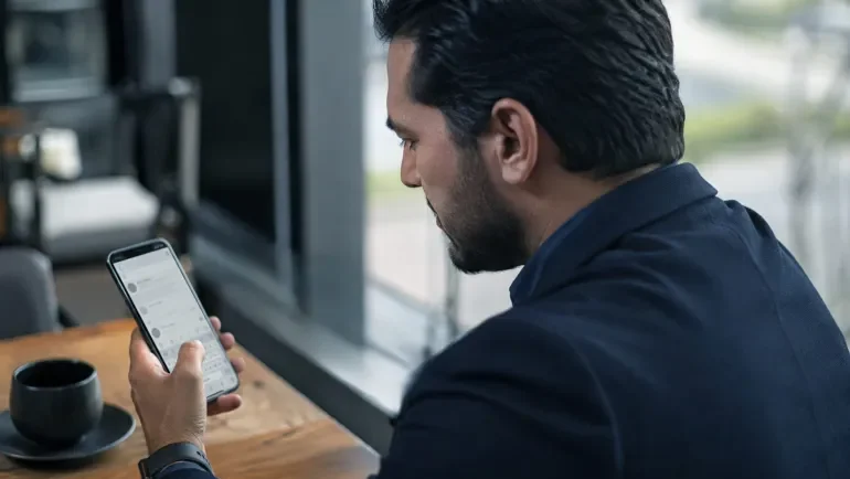 خبير في كل شيء.. كيف يصنع الرأي الساخن مثقفا زائفا على منصات التواصل؟