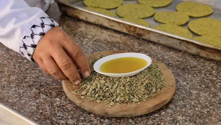 يوم كامل بطعم الزعتر.. الحرب تعيد صياغة وصفات المائدة الغزية