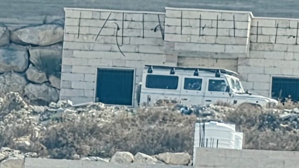 الاحتلال يهدم غرفة زراعية ويجرف أراضي في خربة حمصة غرب الخليل
