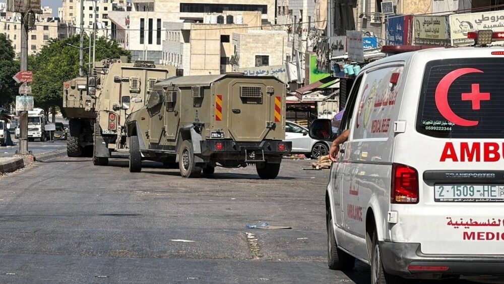 إصابة مواطنيْن جراء اعتداء الاحتلال عليهما بالضرب في مخيم العين غرب نابلس