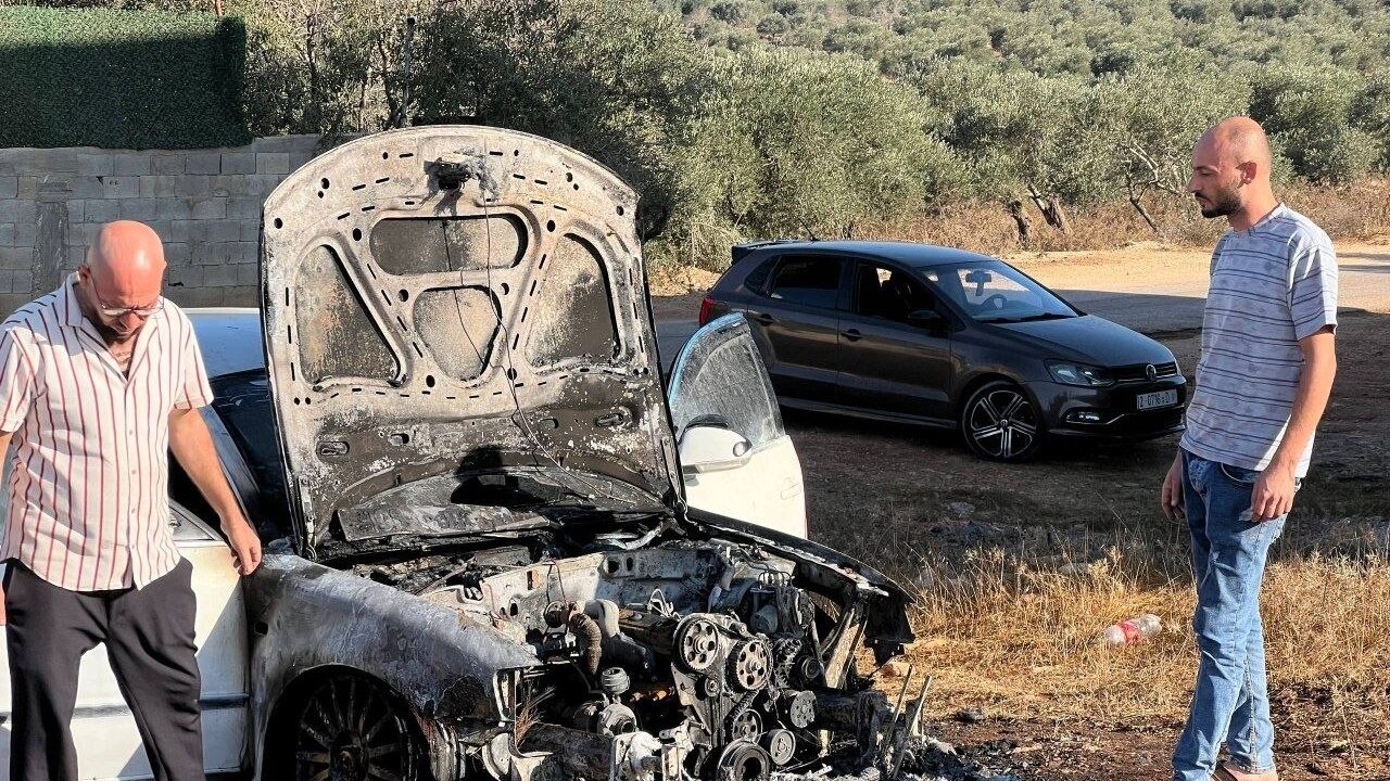 مستوطنون يحرقون مركبتين في بيتا جنوب نابلس