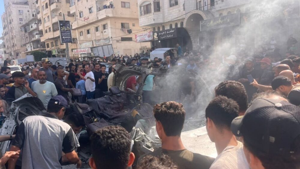 شهيدان و13 مصاباً في قصف الاحتلال مركبة بحي تل الهوا جنوب غرب مدينة غزة