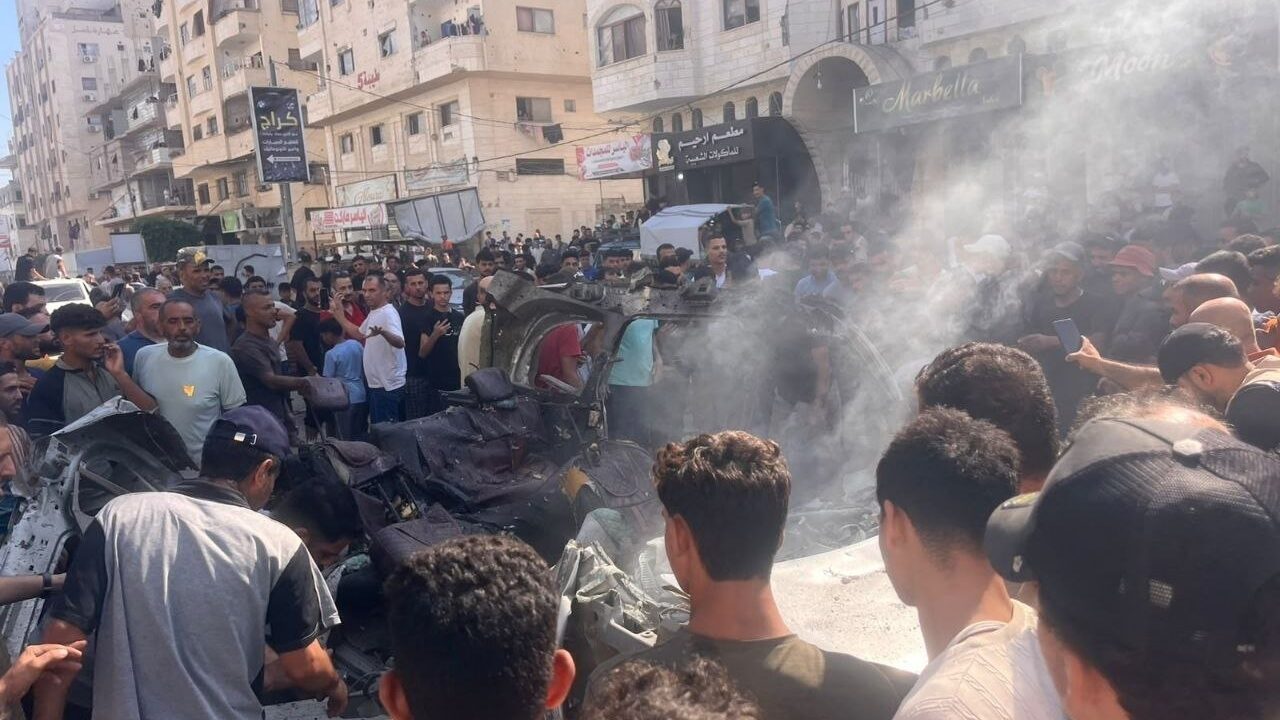 شهيدان و13 مصاباً في قصف الاحتلال مركبة بحي تل الهوا جنوب غرب مدينة غزة