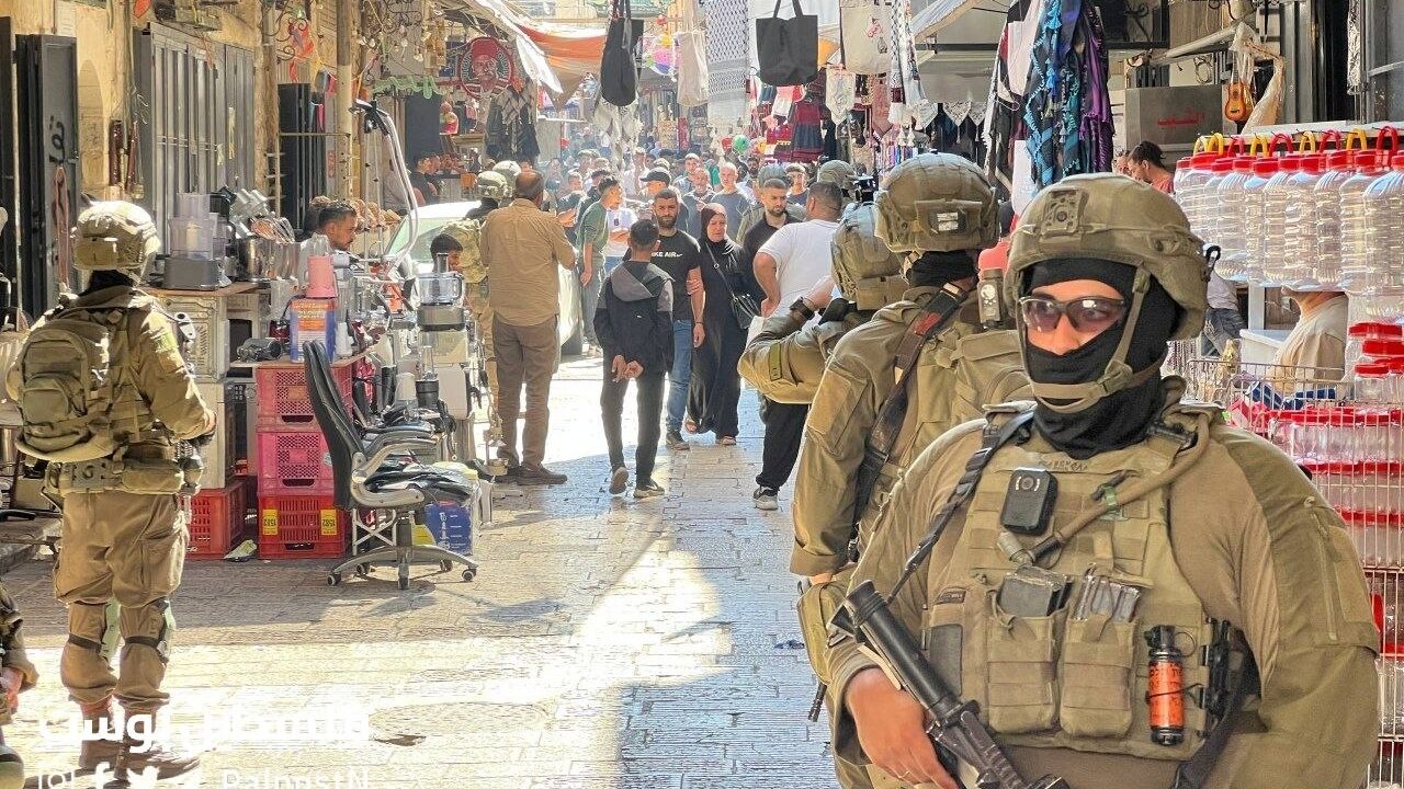 الاحتلال يعتدي على فتى بالضرب ويصيب طلاباً بالاختناق خلال اقتحام مدينة نابلس