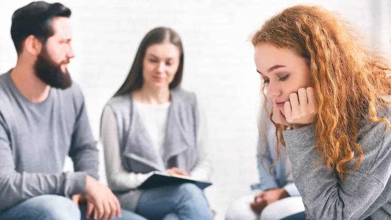 لست منبوذا ولا مقربا.. . ماذا يعني أن تكون صديقا "هامشيا"؟