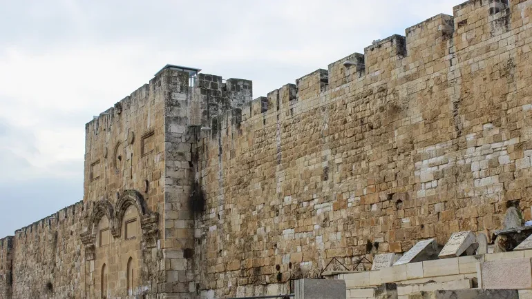 محافظة القدس: جماعات "الهيكل" تمهّد لتحويل باب الرحمة إلى نقطة صلاة يهودية على غرار حائط البراق