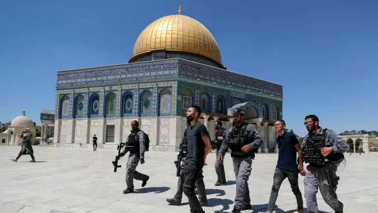 الاحتلال يبعد 3 مواطنين عن المسجد الأقصى المبارك