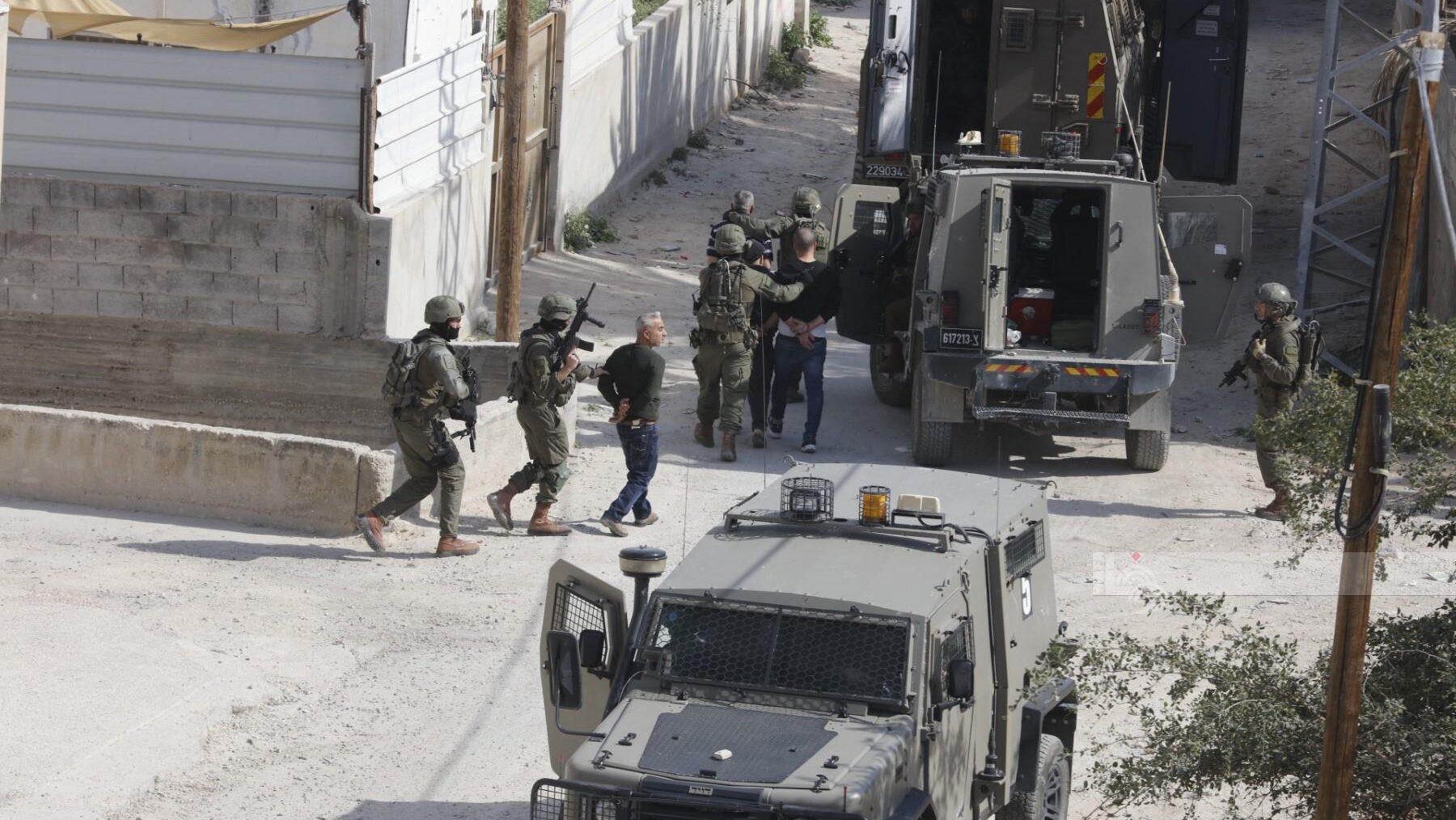 أكثر من 100 مواطن خضعوا للتحقيق الميداني في الضفة خلال يومين والعدوان على بدو مستمر