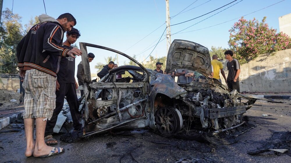 شهيد ومصابون في غارة من مسيّرة إسرائيلية على سيارة جنوبي قطاع غزة
