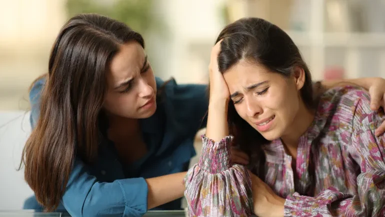 "صديقتي قالت لي".. متى تتحول نصائح الصديقات إلى طرف ثالث في الحياة الزوجية؟