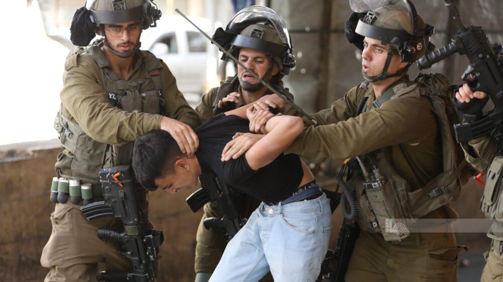 الاحتلال يعتقل 13 فلسطينيا بالضفة ويواصل اقتحام قرية بدو