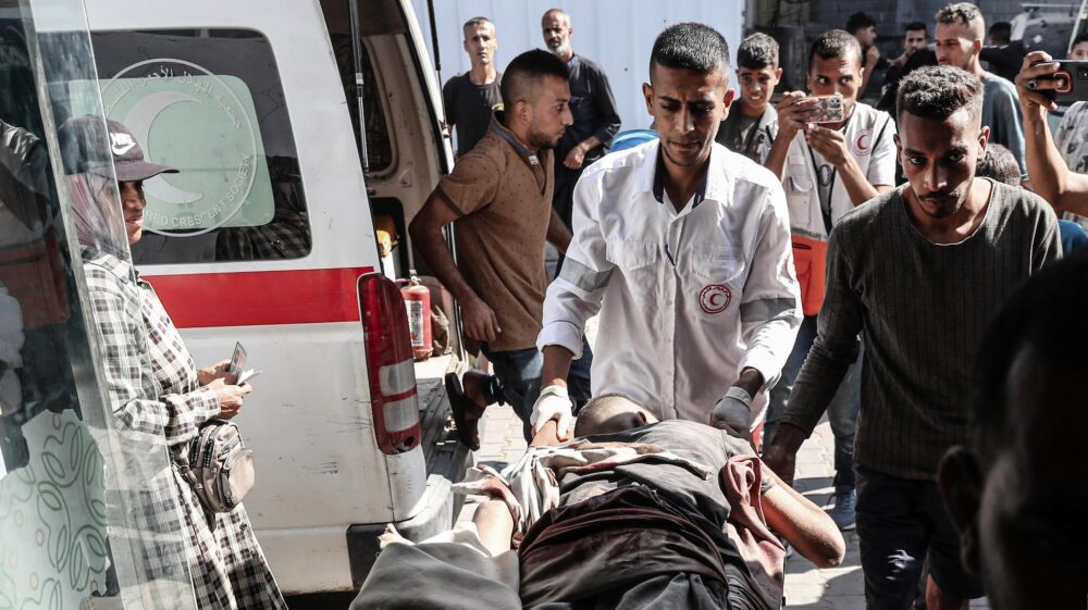 إصابات إحداها خطيرة لسيدة برصاص وقصف الاحتلال وسط وجنوب قطاع غزة