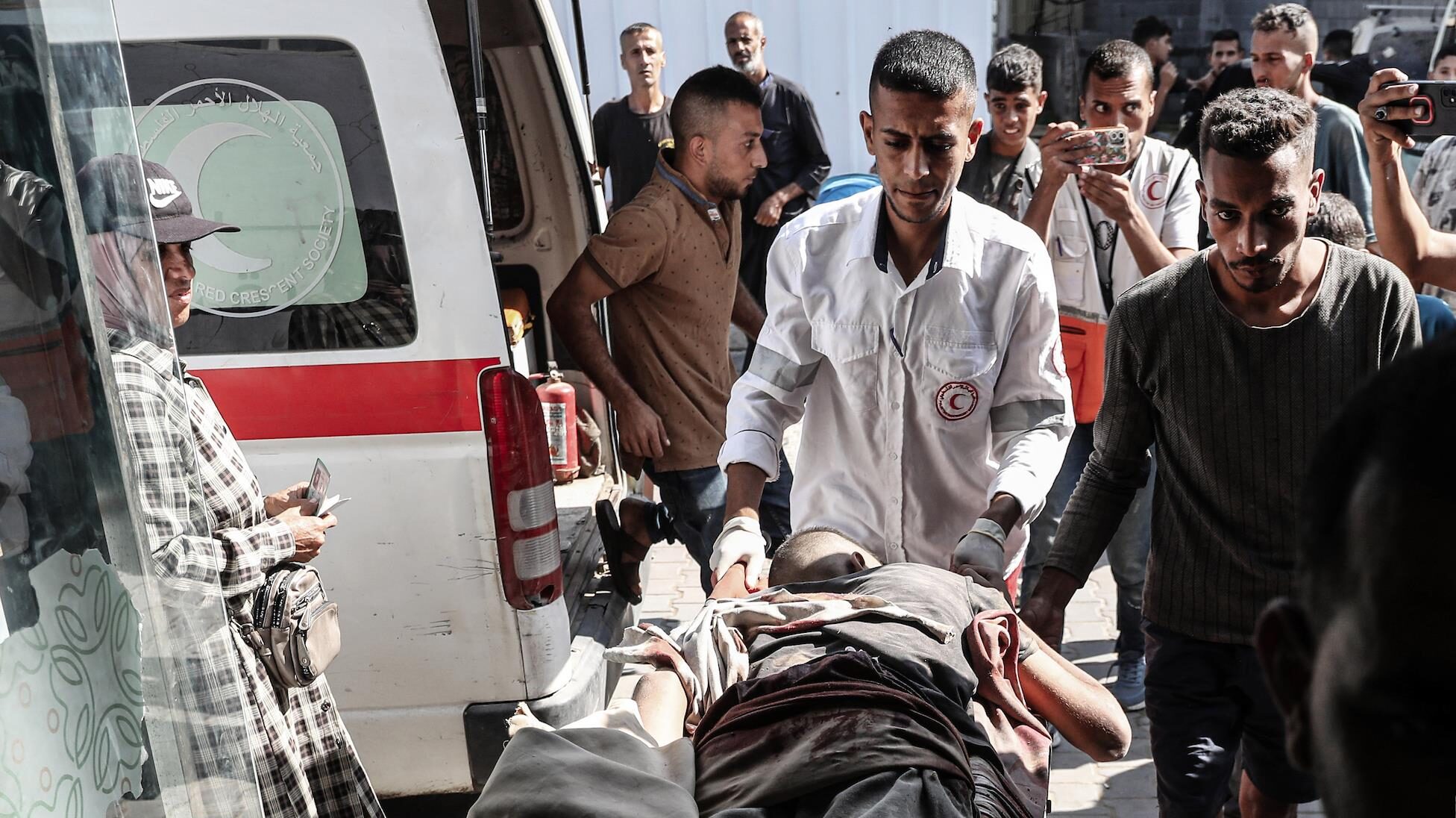إصابات إحداها خطيرة لسيدة برصاص وقصف الاحتلال وسط وجنوب قطاع غزة