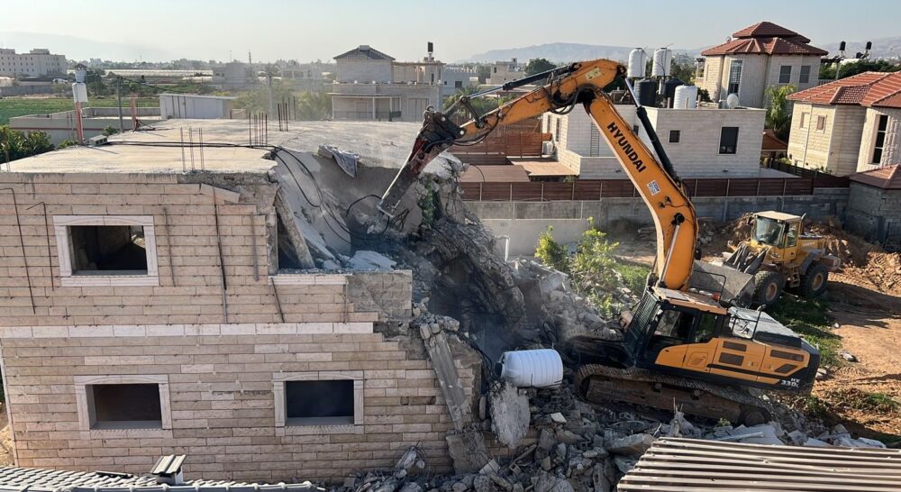 الاحتلال يهدم عمارة سكنية في حي البستان ببلدة سلوان جنوب المسجد الأقصى