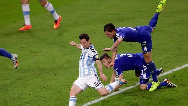 ميسي.. كيف قاد صاحب الجسد الضئيل منتخب الأرجنتين إلى المجد؟