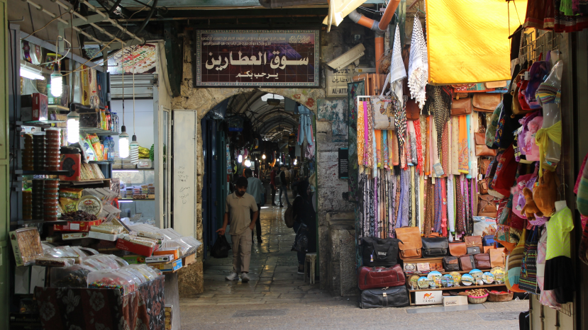 محافظة القدس: الأعياد اليهودية تفاقم أزمة أسواق القدس وتكبّد التجار خسائر إضافية