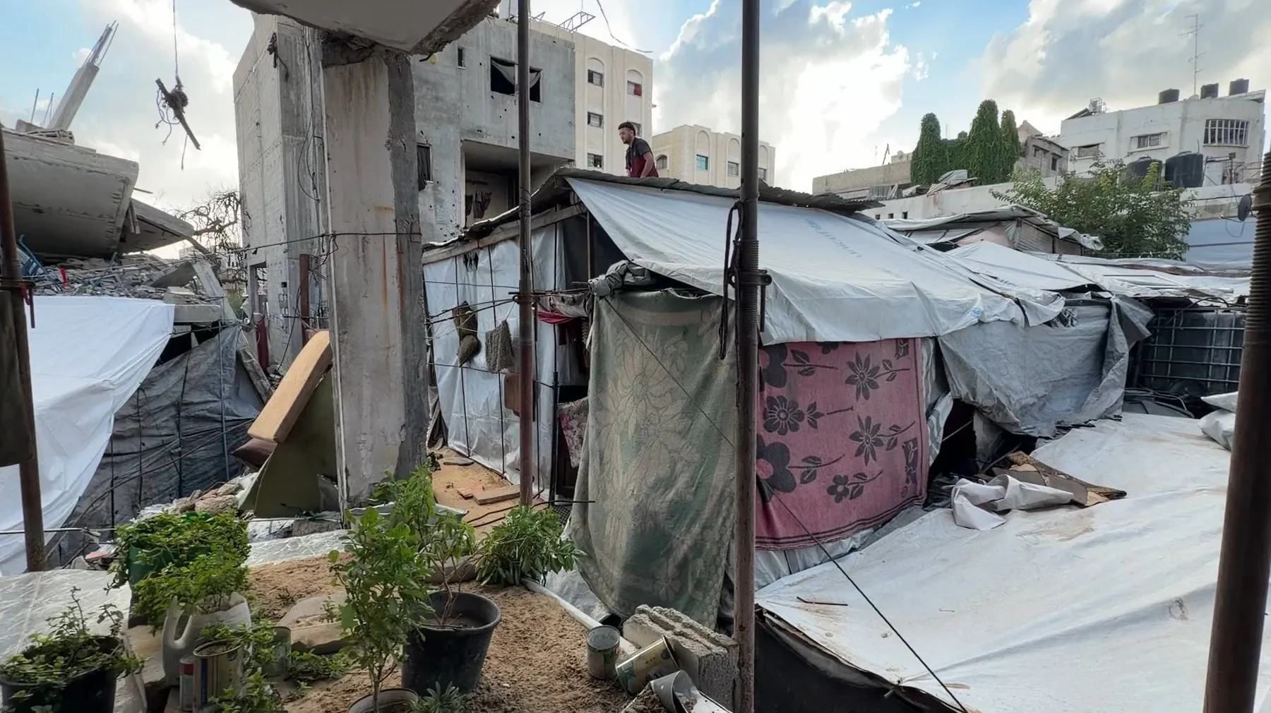 بين بيت آيل للانهيار وخيمة تغرق وإيجار باهظ.. أين يذهب الغزيون؟