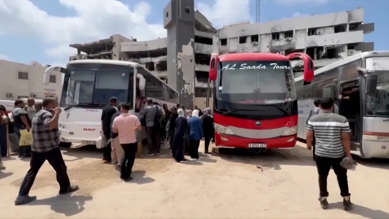 نقابة باصات غزة تحذر من اضطرارها لوقف نقل الكوادر الطبية تدريجياً