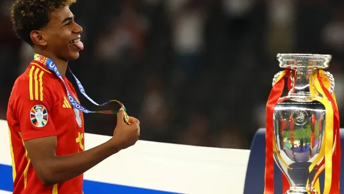الكلمة التي حسمت انضمام لامين جمال لمنتخب إسبانيا بدلا من المغرب