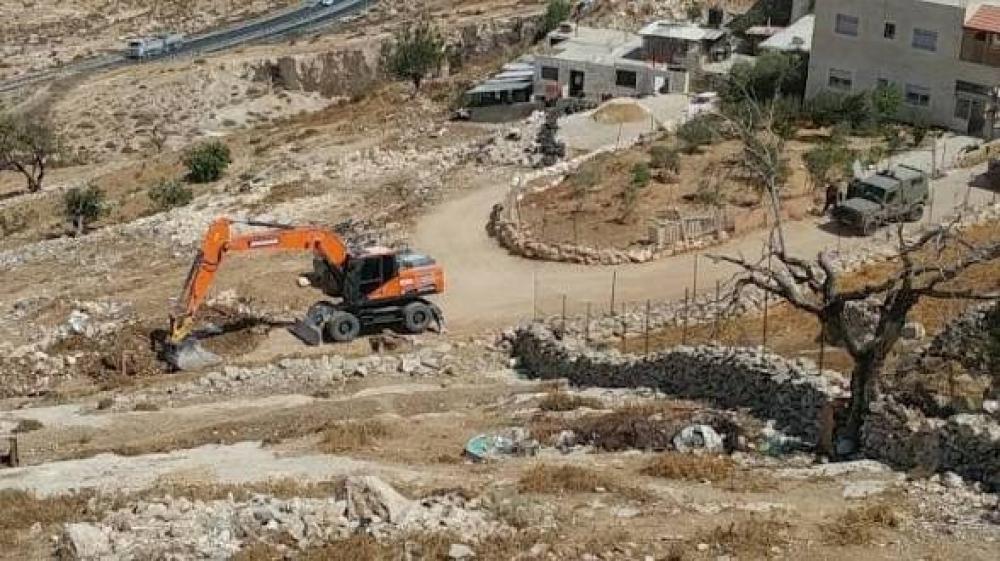 مستوطنون يشقون طريقا استيطانيا في نعلين غرب رام الله