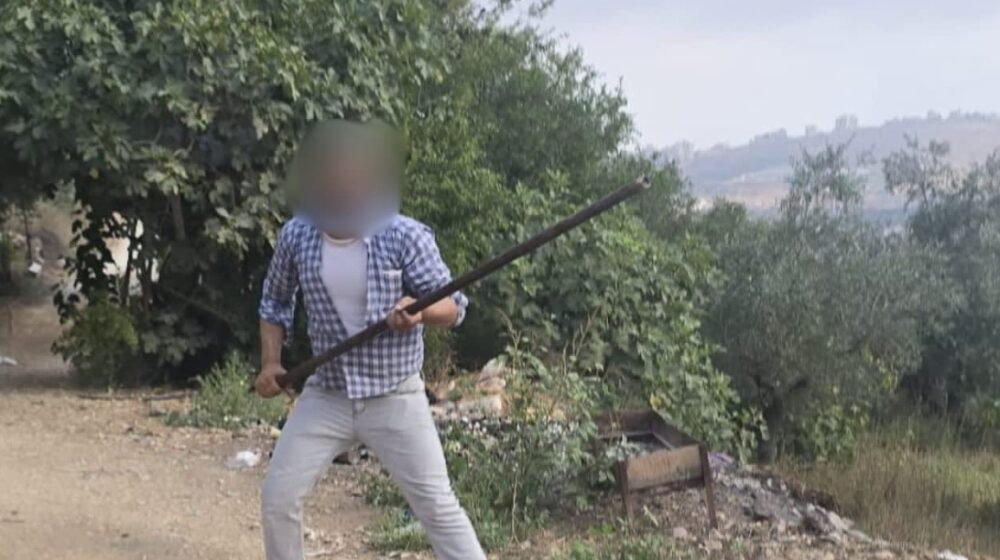 اقتحم مستوطن برفقة أغنامه محيط منزل عائلة صويص في منطقة خلايل اللوز جنوب شرق بيت لحم، وعبث بممتلكات العائلة، كما كسر عددا من الأشجار المحيطة بالمنزل. وتتعرض منطقة خلايل اللوز والقرى والتجمعات الواقعة جنوب شرق بيت لحم لاعتداءات متكررة من قبل المستوطنين، تشمل مهاجمة منازل المواطنين، وإتلاف المزروعات والأشجار، وإطلاق المواشي في الأراضي الزراعية، في محاولة للتضييق على الأهالي ودفعهم إلى مغادرة أراضيهم.