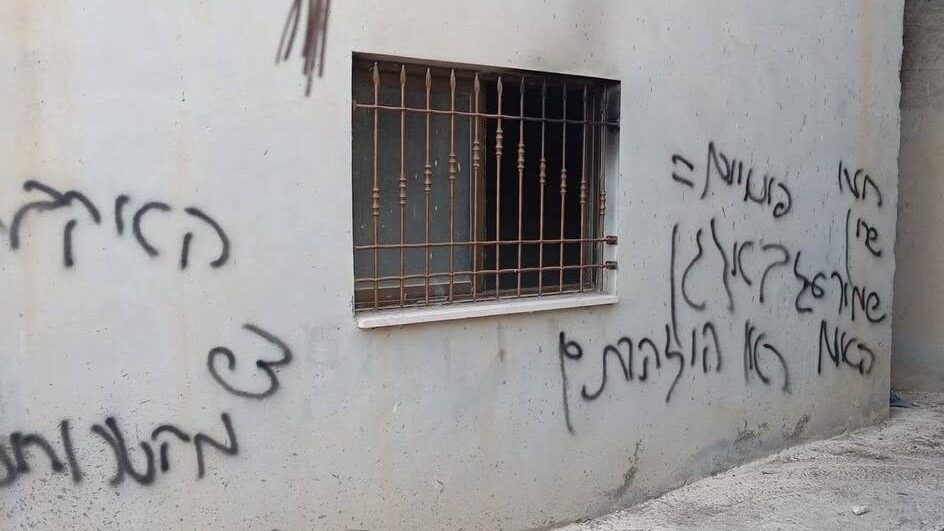 مستعمرون يحاولون إحراق مسجد في بزاريا ويخطون شعارات عنصرية على جدرانه والأوقاف تستنكر