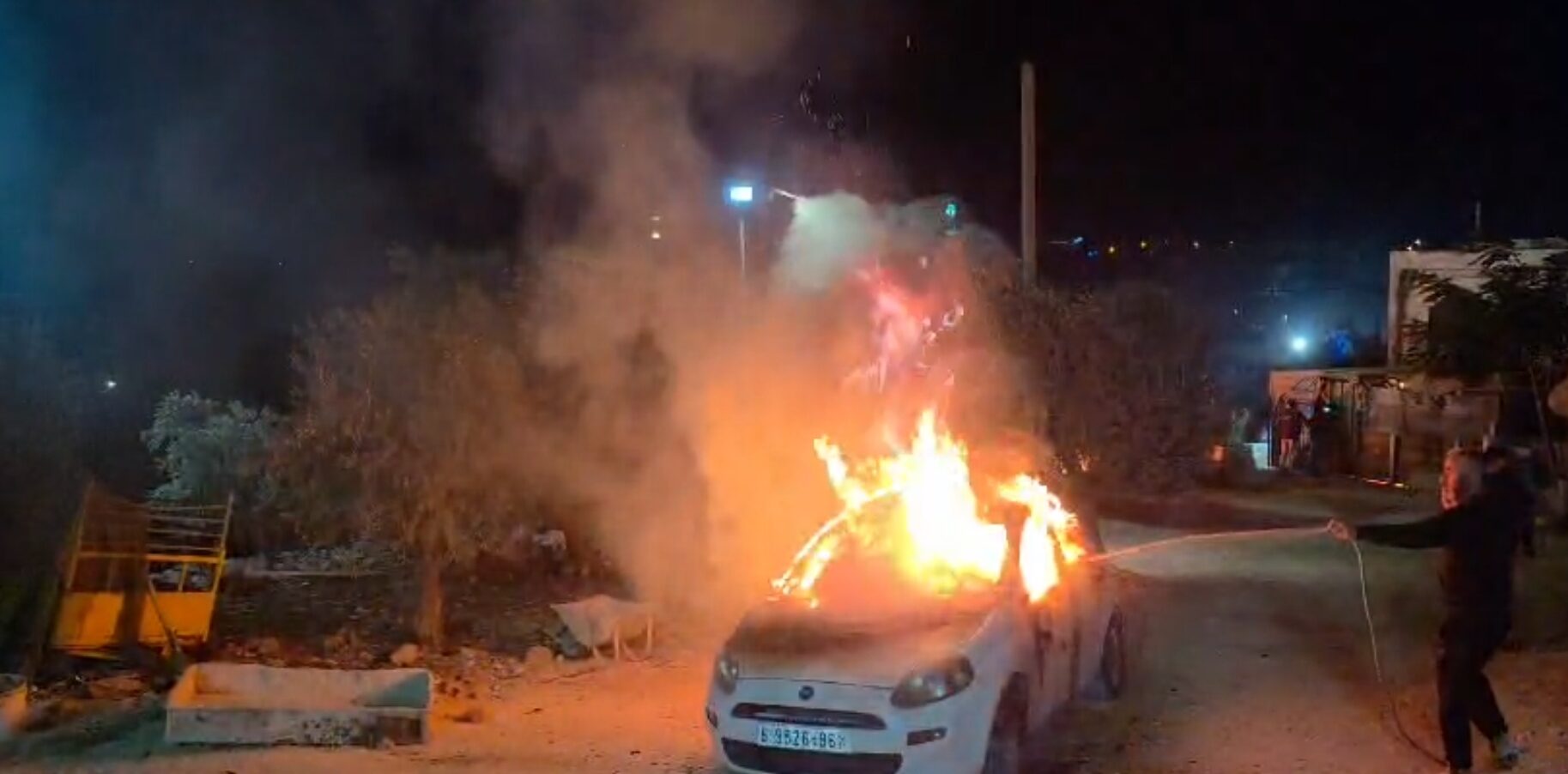 مستوطنون يحرقون مركبتين وخيمة والاحتلال يعتقل طفلين من المغير