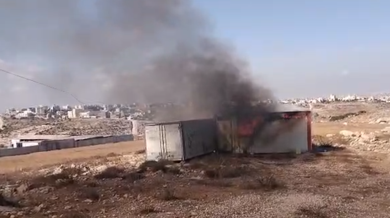 مستعمرون يحرقون كرفانات وبركساً في بلدة السموع