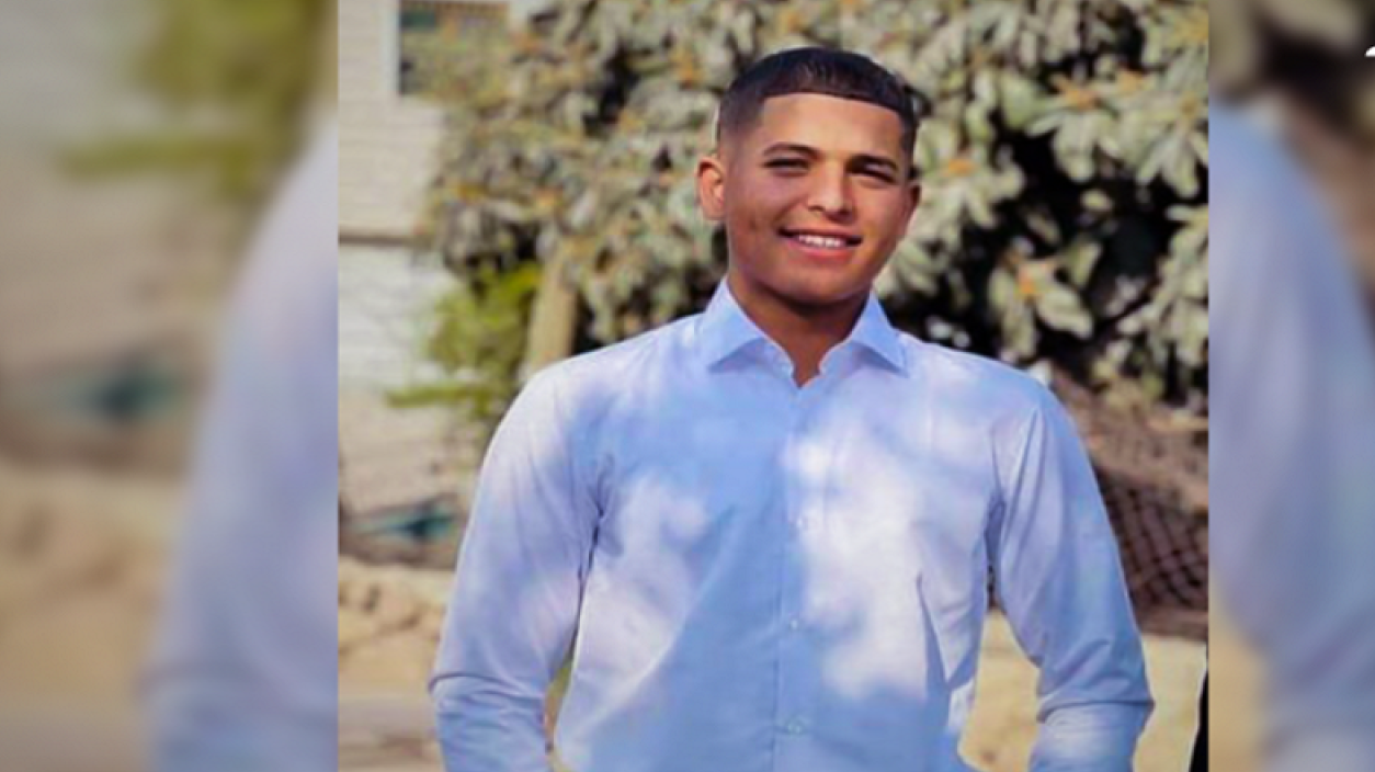 قوات الاحتلال تعتقل والد شهيد وشقيقه خلال اقتحام بلدة بيت أمر شمال الخليل