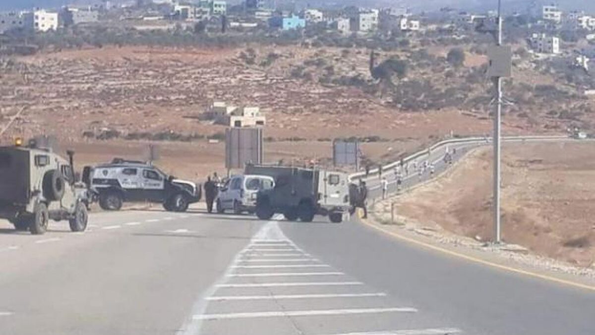 الاحتلال يواصل احتجاز حافلة ركاب على حاجز بيت فوريك شرق نابلس منذ ليلة أمس