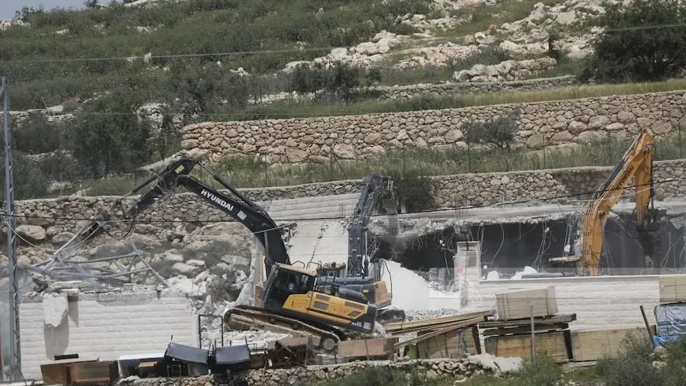 الاحتلال يهدم بركسين لمشاطب مركبات ويمنع مواطناً من الوصول إلى حظيرة أغنامه جنوب جنين