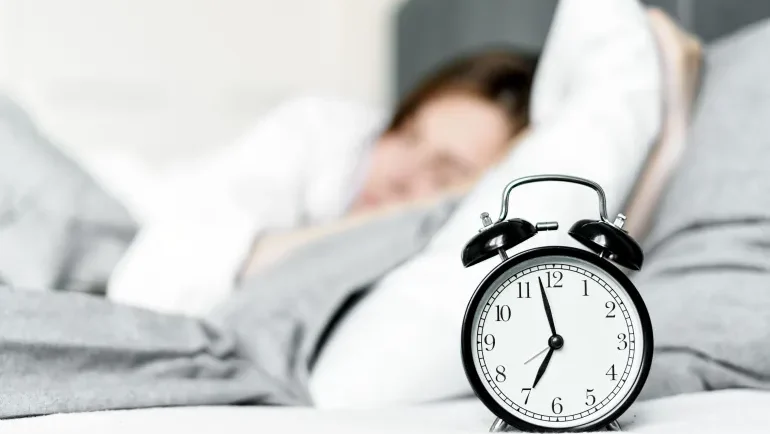 الاستيقاظ بالمنبه أم تلقائيا.. أيهما أفضل لبداية يومك؟