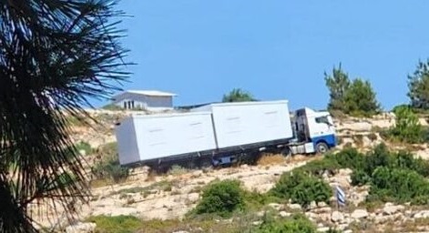 مستعمرون ينصبون "كرفانا" وخيمة في زعترة شرق بيت لحم