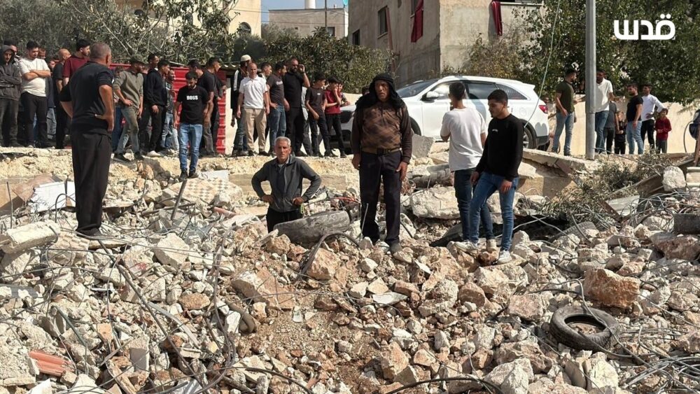 قوات الاحتلال تفجر منزلي أسيرين في بلدة بيتا جنوب نابلس