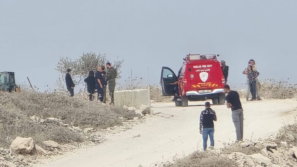 مستعمرون يحتجزون طاقم بلدية نابلس ويمنعون إعادة تأهيل طريق