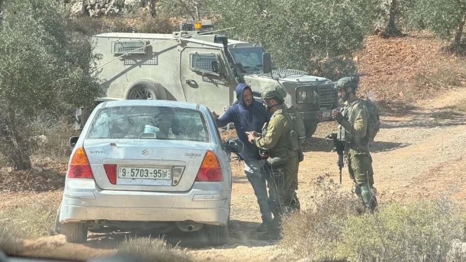 مستعمرون بحماية جيش الاحتلال يهاجمون المزارعين في منطقة قماص ببلدة بيتا