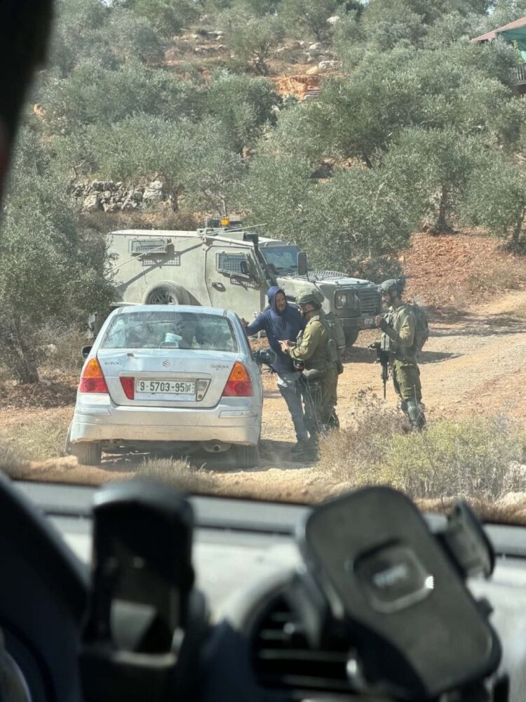مستعمرون بحماية جيش الاحتلال يهاجمون المزارعين في منطقة قماص ببلدة بيتا