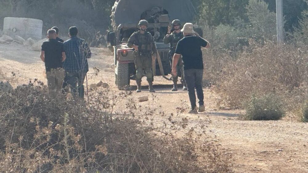 قوات الاحتلال تجبر المزارعين على مغادرة أراضيهم في الزاوية غرب سلفيت