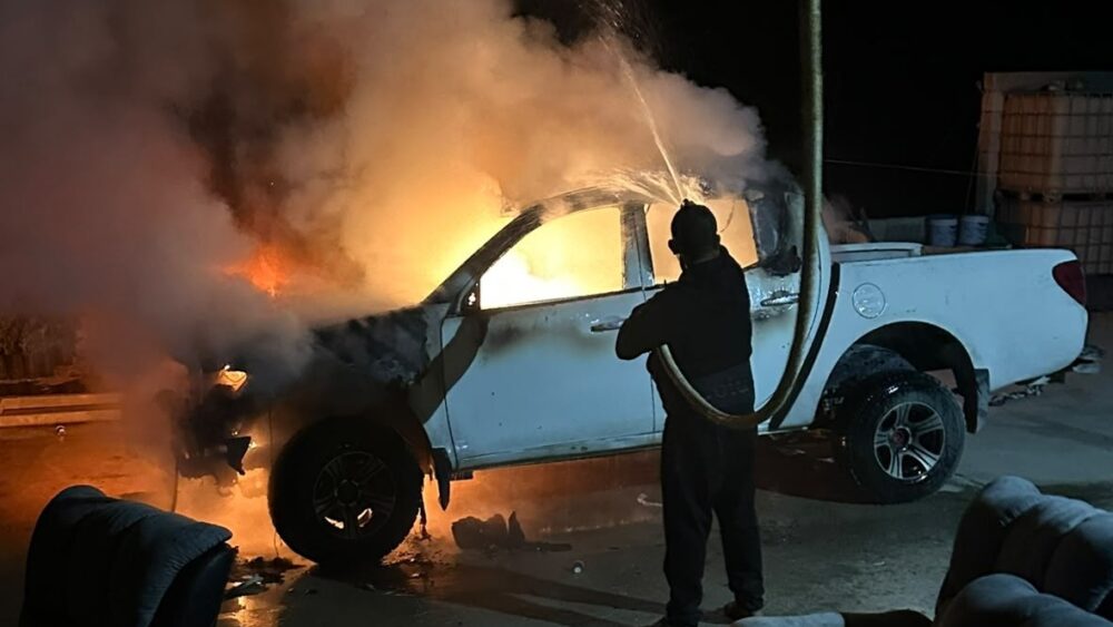 مستعمرون يحرقون مركبة ويهاجمون منازل في السموع جنوب الخليل