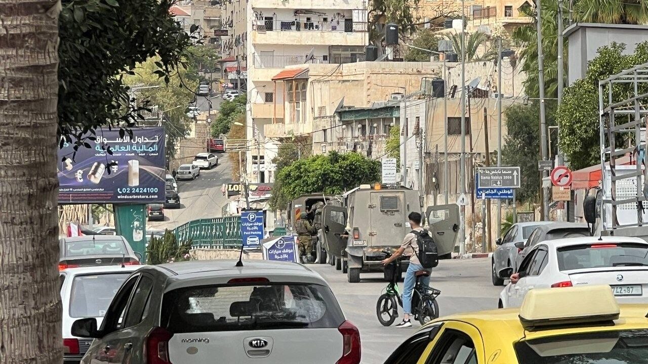 الاحتلال يقتحم مدينة نابلس ويداهم منزلاً