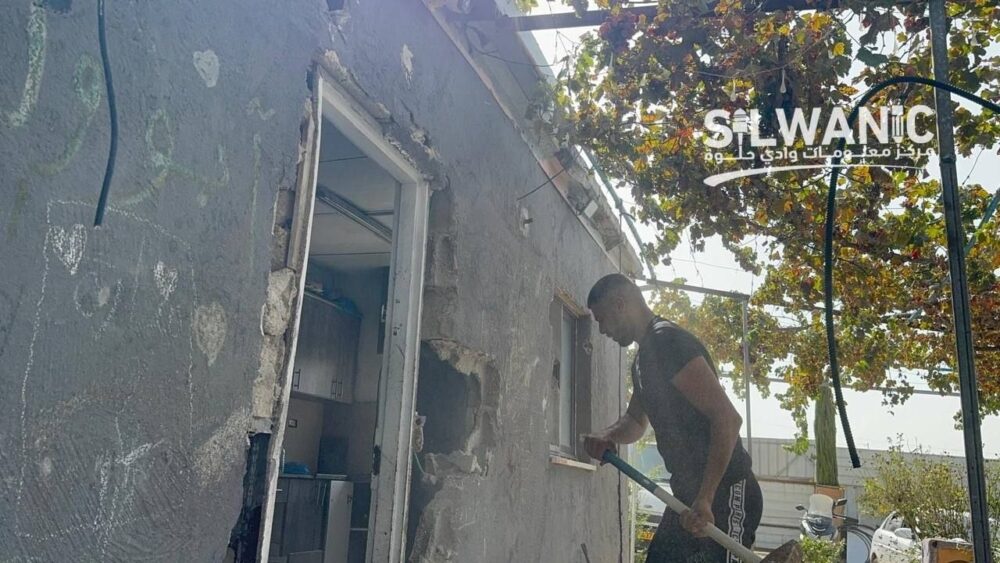 الاحتلال يجبر عائلة مقدسية على هدم منزلها في بلدة بيت حنينا