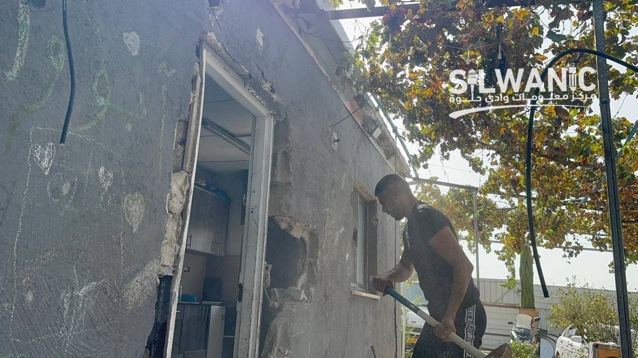 الاحتلال يجبر عائلة مقدسية على هدم منزلها في بلدة بيت حنينا