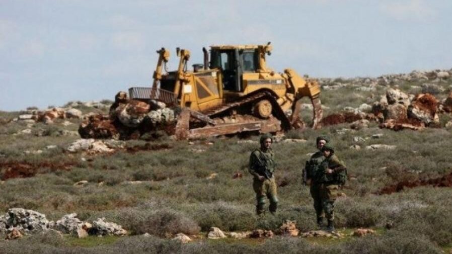 الاحتلال يجرف طريقين على مدخل قرية حارس غرب سلفيت