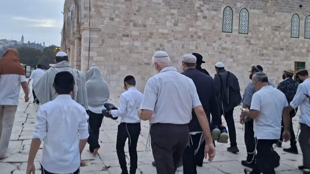 عشرات المستعمرين يقتحمون المسجد الأقصى المبارك