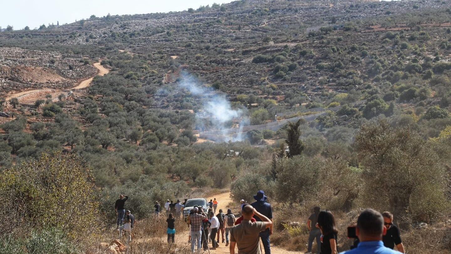 الاحتلال يستأنف تجريف أراضٍ ويجبر قاطفي الزيتون على ترك أراضيهم في المغير