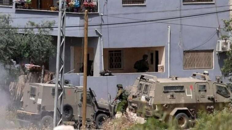 الاحتلال يعتقل شاباً من مخيم الجلزون ويقتحم بلدات وقرى شرق وغرب رام الله