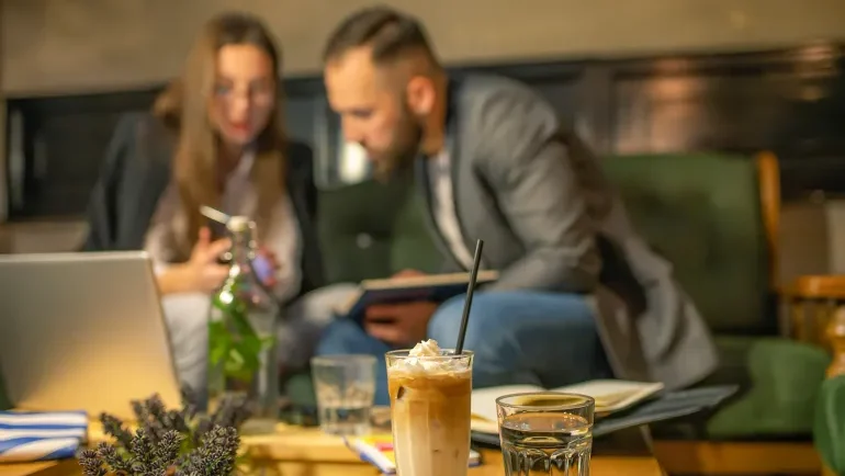 تناول القهوة المثلجة في مقابلات العمل يشعل معركة بين جيلين